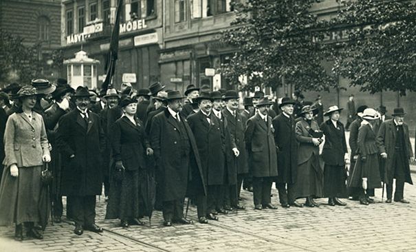 klobouky jako nedílná součást oděvu v roce 1918