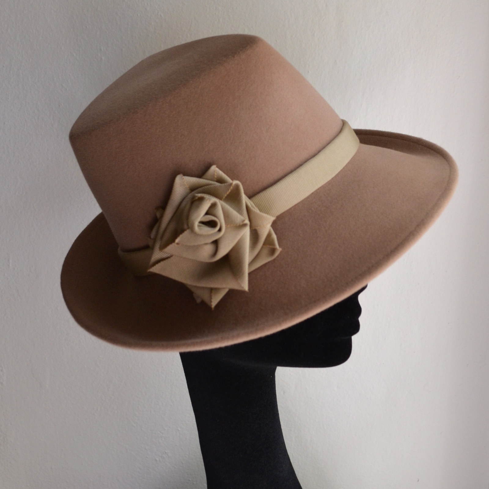 dámský klobouk plstěný